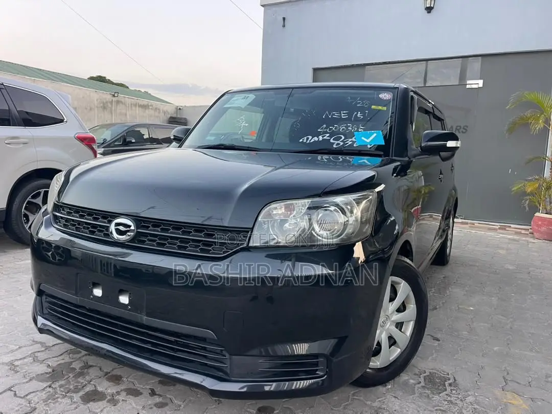 Toyota Corolla Rumion Hatchback 1.5 FWD 2012 Matt Black