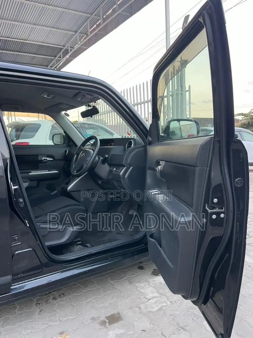 Toyota Corolla Rumion Hatchback 1.5 FWD 2012 Matt Black