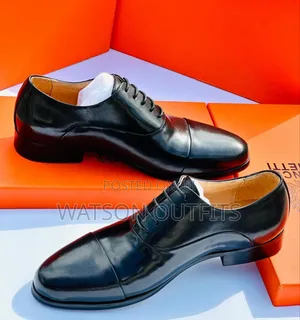 Men's Classic Shoes in Two Dominant Colours