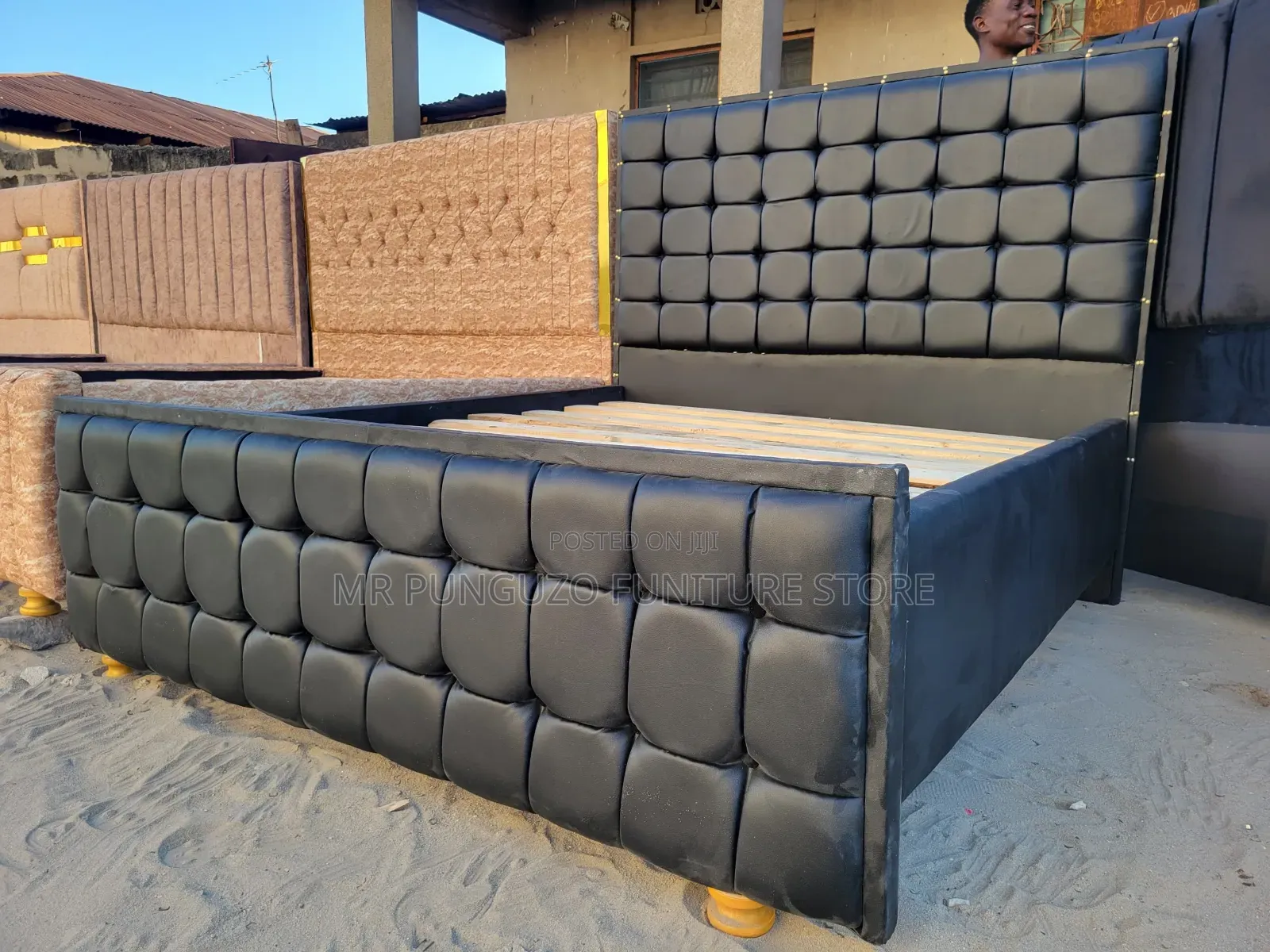 Kitanda Cha Bed Sofa Cha Box Lezer Nyeusi