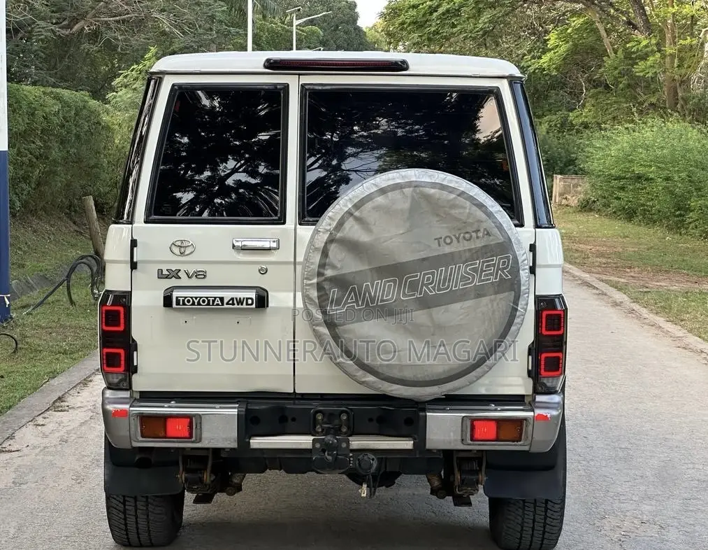Toyota Land Cruiser 2016 White