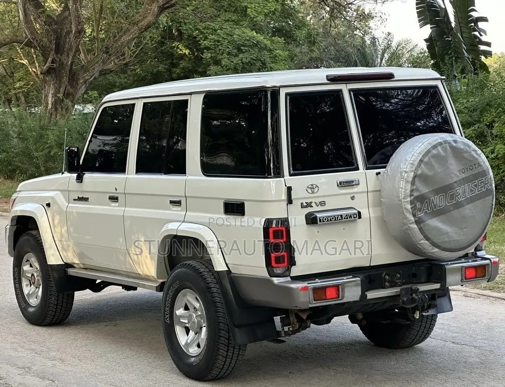Toyota Land Cruiser 2016 White