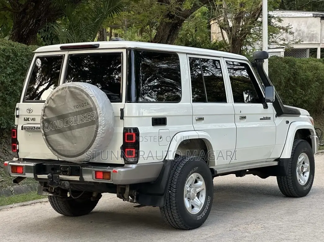 Toyota Land Cruiser 2016 White