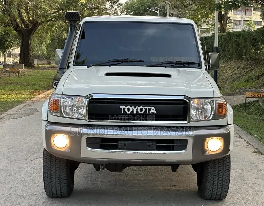 Toyota Land Cruiser 2016 White