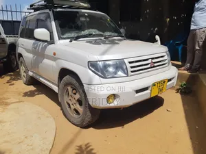 Mitsubishi Pajero 2000 White