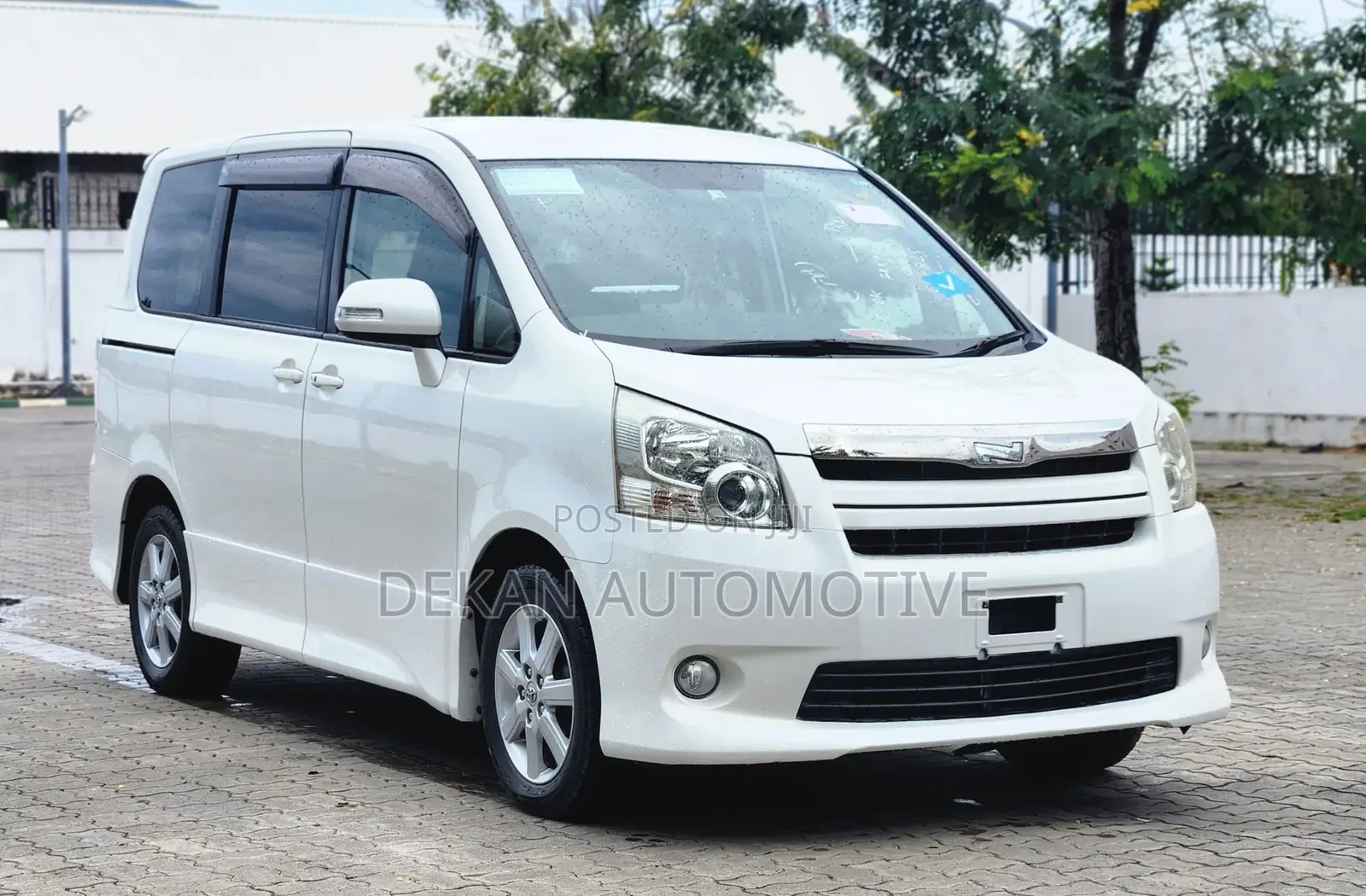 Toyota Noah 2.0 143hp AWD (8 Seater) 2008 White