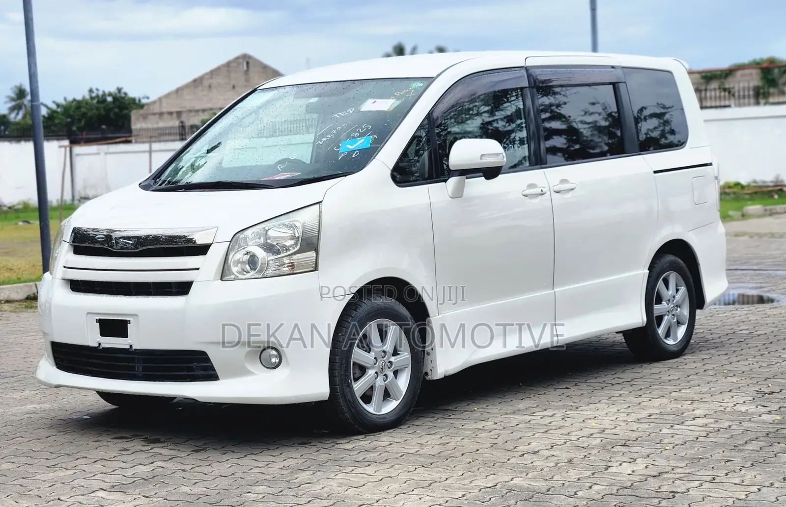 Toyota Noah 2.0 143hp AWD (8 Seater) 2008 White