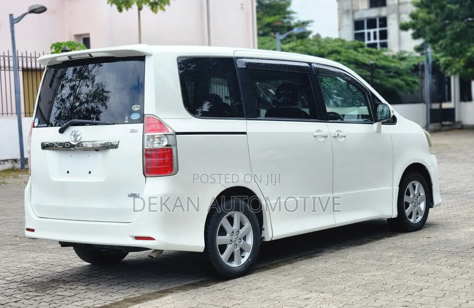 Toyota Noah 2.0 143hp AWD (8 Seater) 2008 White