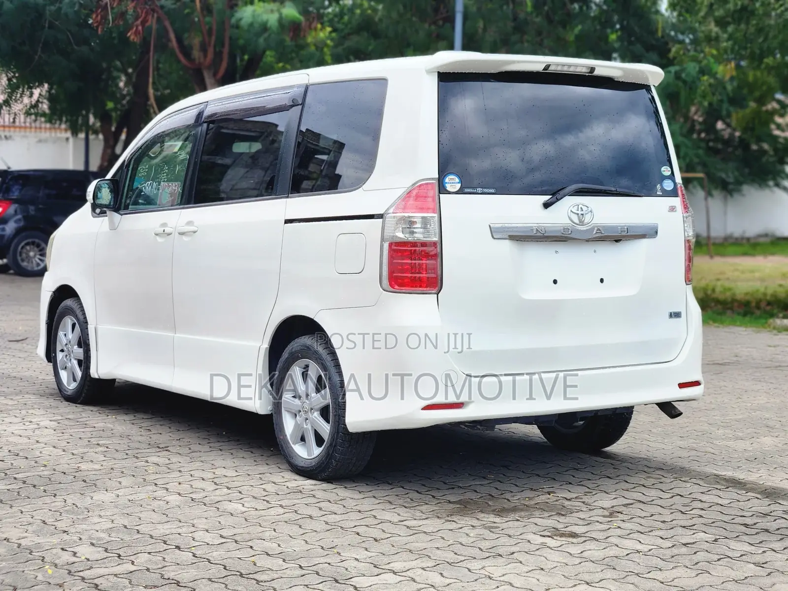 Toyota Noah 2.0 143hp AWD (8 Seater) 2008 White