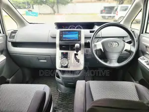Toyota Noah 2.0 143hp AWD (8 Seater) 2008 White