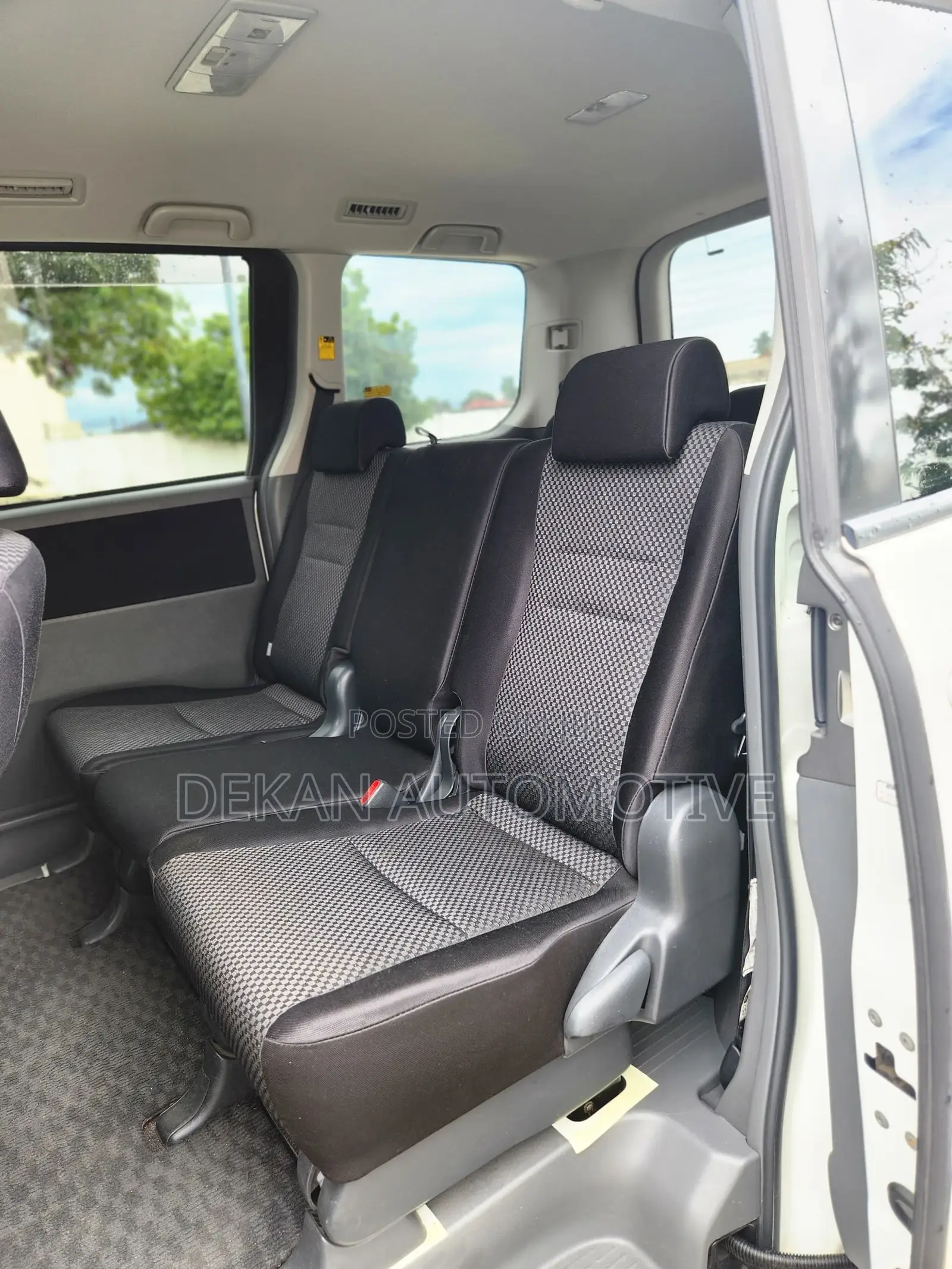 Toyota Noah 2.0 143hp AWD (8 Seater) 2008 White