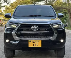 Photo - Toyota Hilux 2022 Black