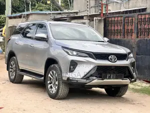 Toyota Fortuner 2.4 D RWD 2023 Silver
