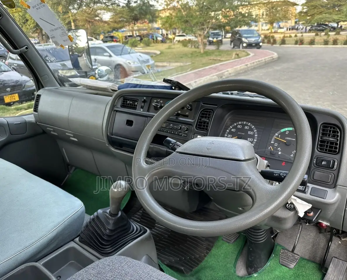 Mitsubishi Fuso Canter 2002 White