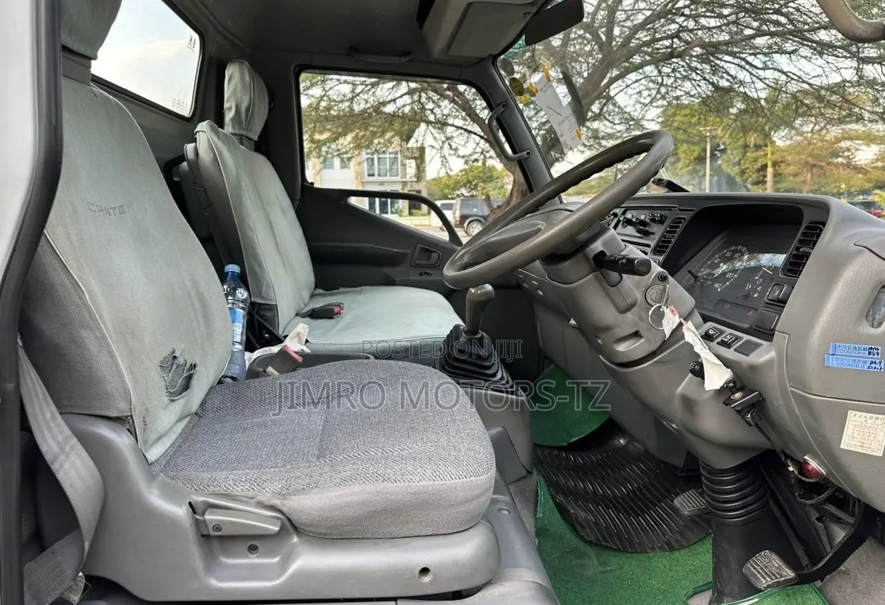 Mitsubishi Fuso Canter 2002 White