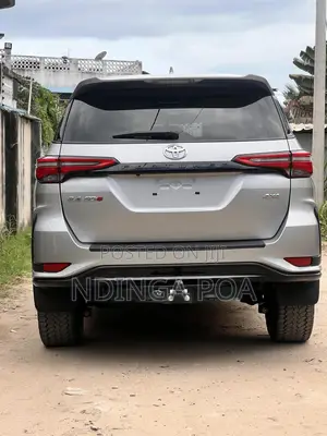 Toyota Fortuner 2.4 D RWD 2023 Silver
