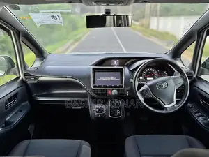 Toyota Voxy 2015 Silver