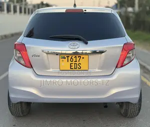 Toyota Vitz 2013 Silver
