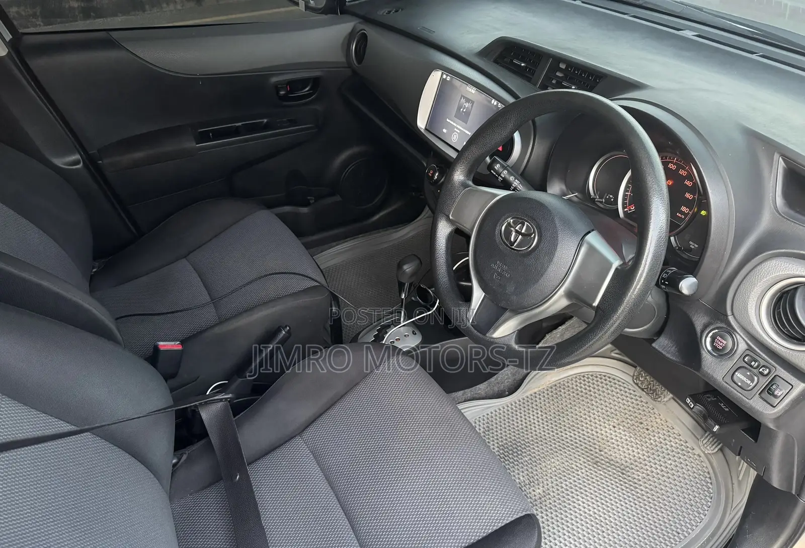 Toyota Vitz 2013 Silver
