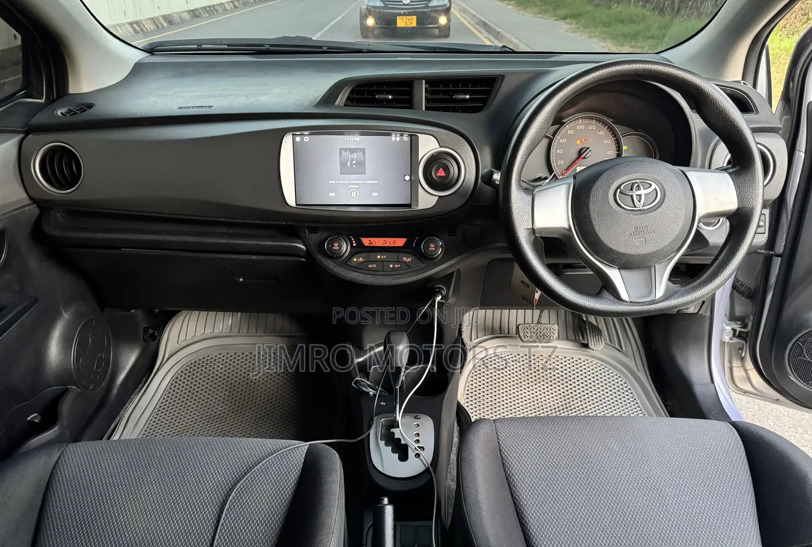 Toyota Vitz 2013 Silver
