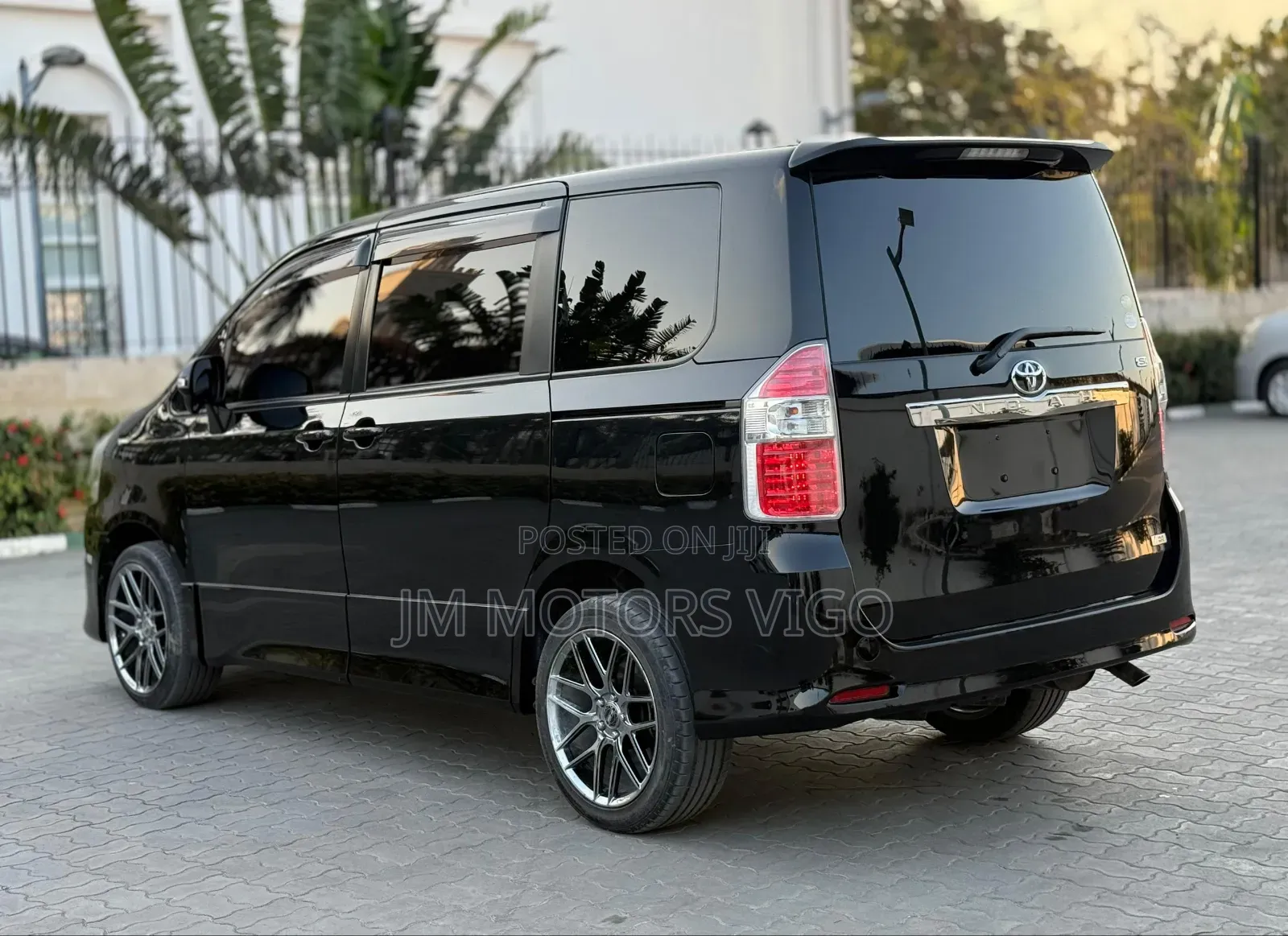 Toyota Noah 2.0 143hp FWD (8 Seater) 2009 Black