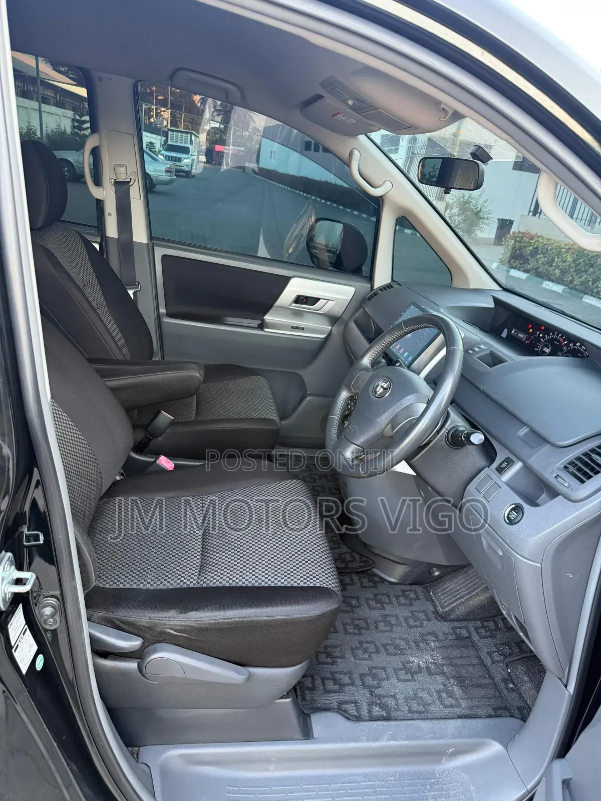 Toyota Noah 2.0 143hp FWD (8 Seater) 2009 Black