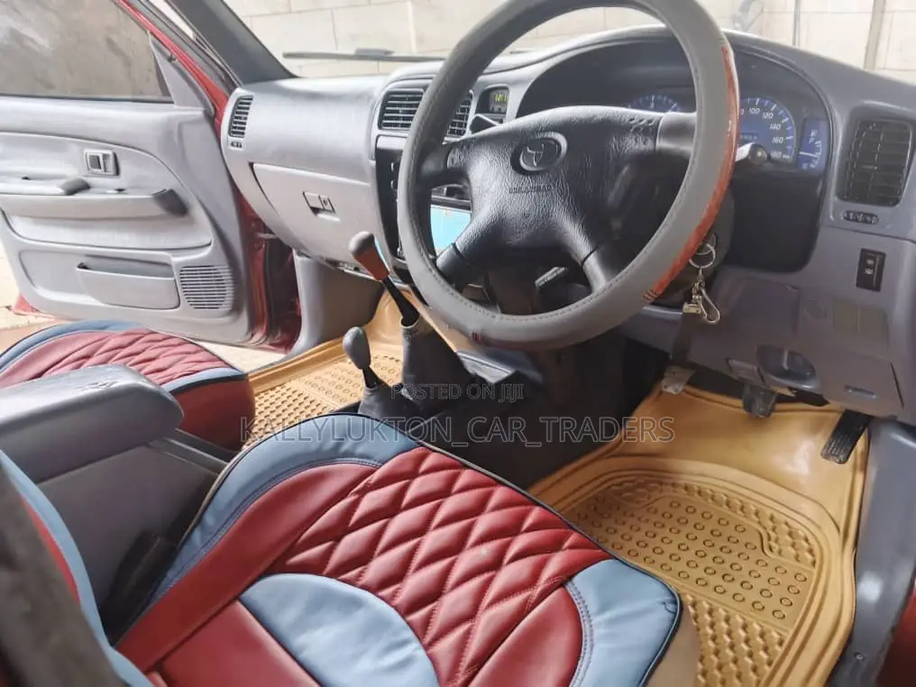 Toyota Hilux 2004 Red