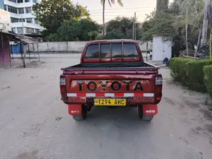Toyota Hilux 2004 Red