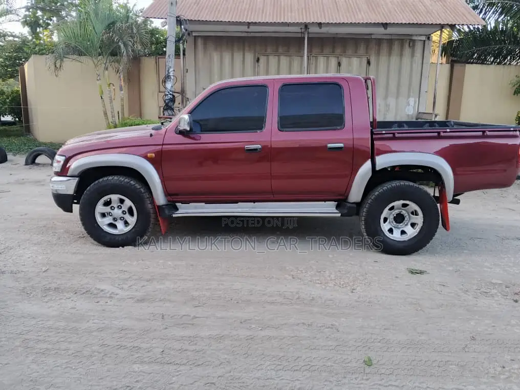 Toyota Hilux 2004 Red