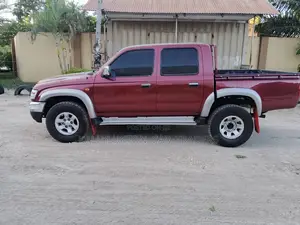 Toyota Hilux 2004 Red