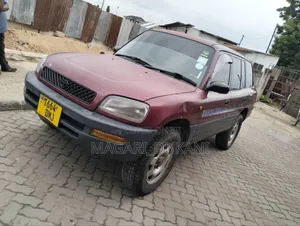 Photo - Toyota RAV4 1999 Red