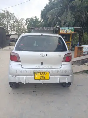 Toyota Vitz 2005 Silver