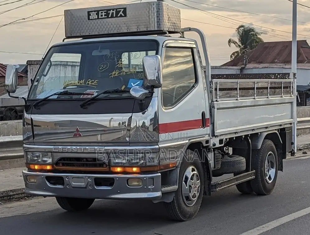 Mitsubishi Canter Flatbed 2 Tonnes Mpya Yenye Helper Spring.