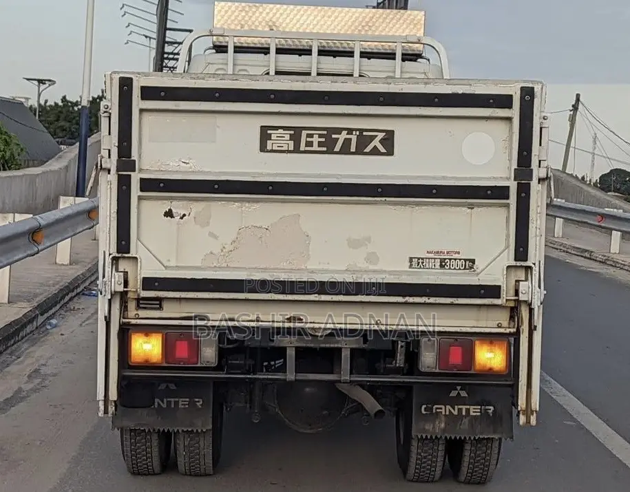 Mitsubishi Canter Flatbed 2 Tonnes Mpya Yenye Helper Spring.