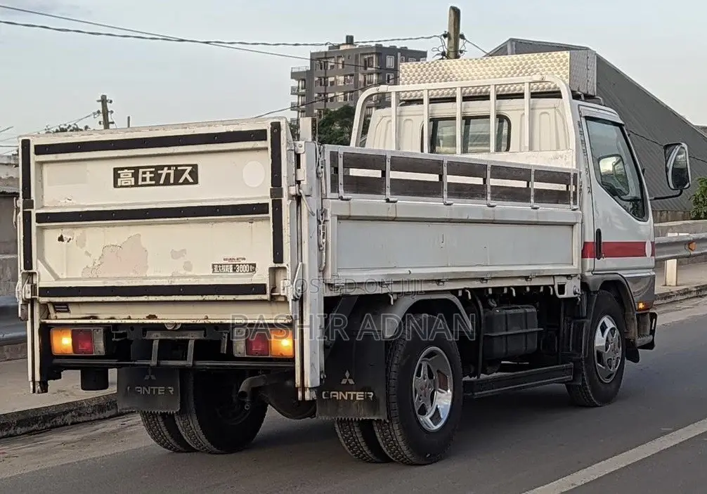 Mitsubishi Canter Flatbed 2 Tonnes Mpya Yenye Helper Spring.