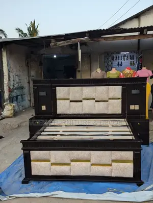 Kitanda Kigumu Cha Mbao Chenye Taa