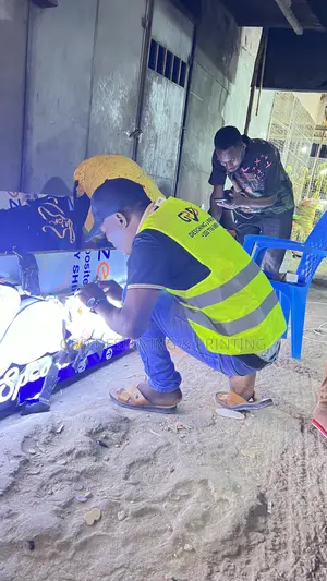 Tunauzoefu Wa Kutengeneza Mabango