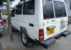Toyota Land Cruiser 2010 White