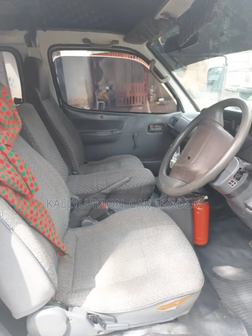 Toyota HiAce 2005 White