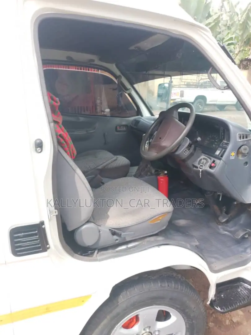 Toyota HiAce 2005 White
