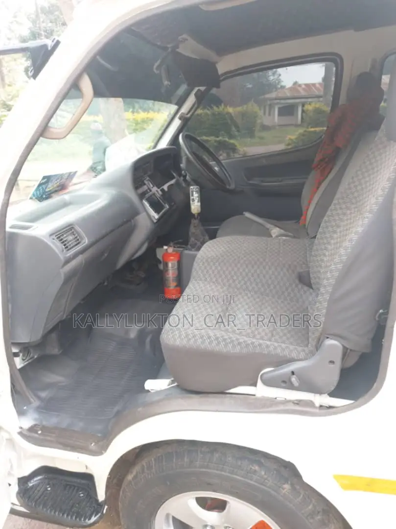 Toyota HiAce 2005 White