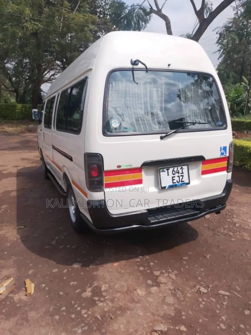 Toyota HiAce 2005 White