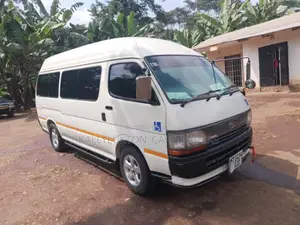 Toyota HiAce 2005 White