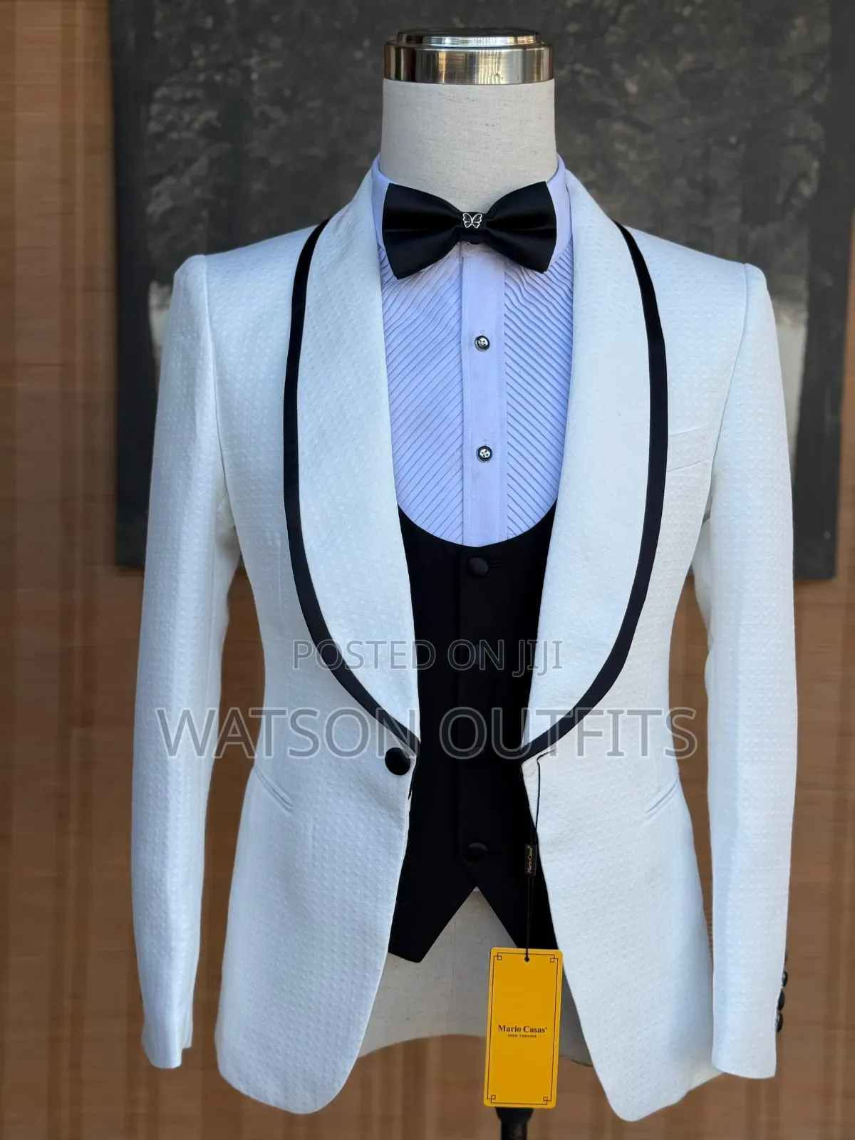Men's Suits With Dark Black Strip on Collar