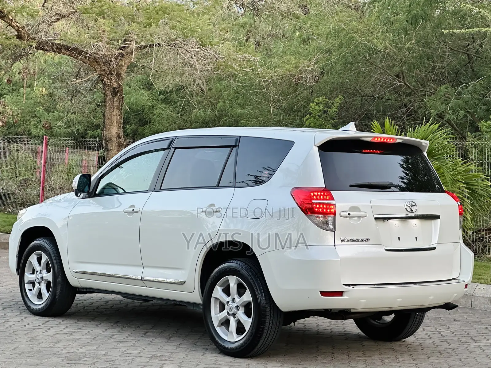 Toyota Vanguard 2011 White
