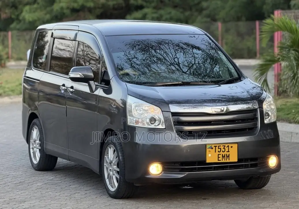 Toyota Noah 2009 Gray