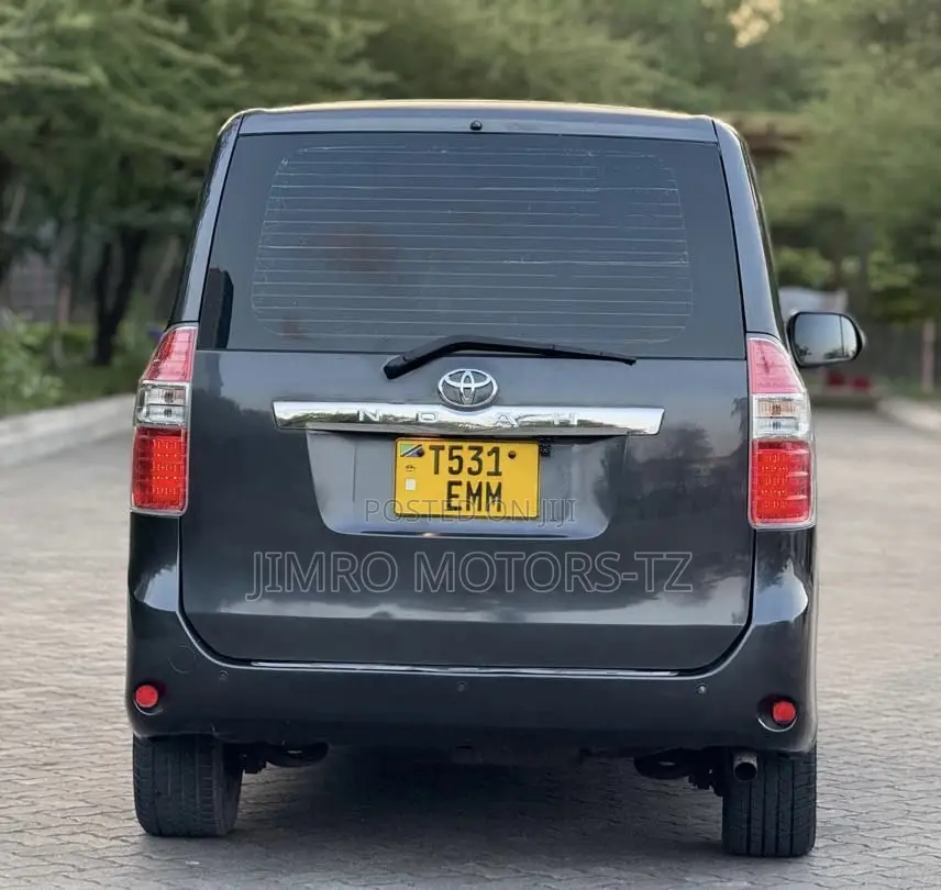 Toyota Noah 2009 Gray