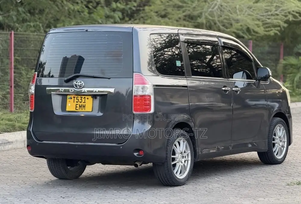 Toyota Noah 2009 Gray