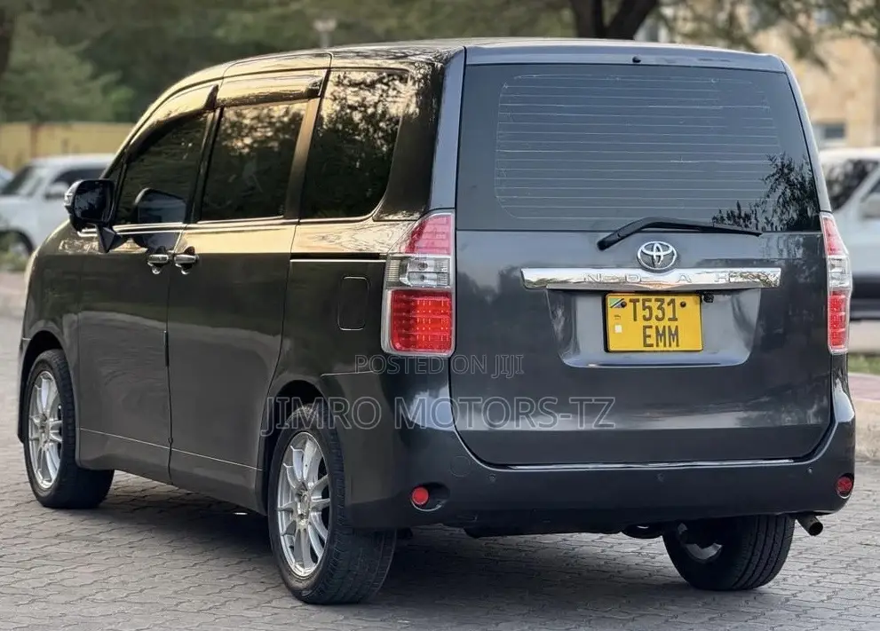 Toyota Noah 2009 Gray