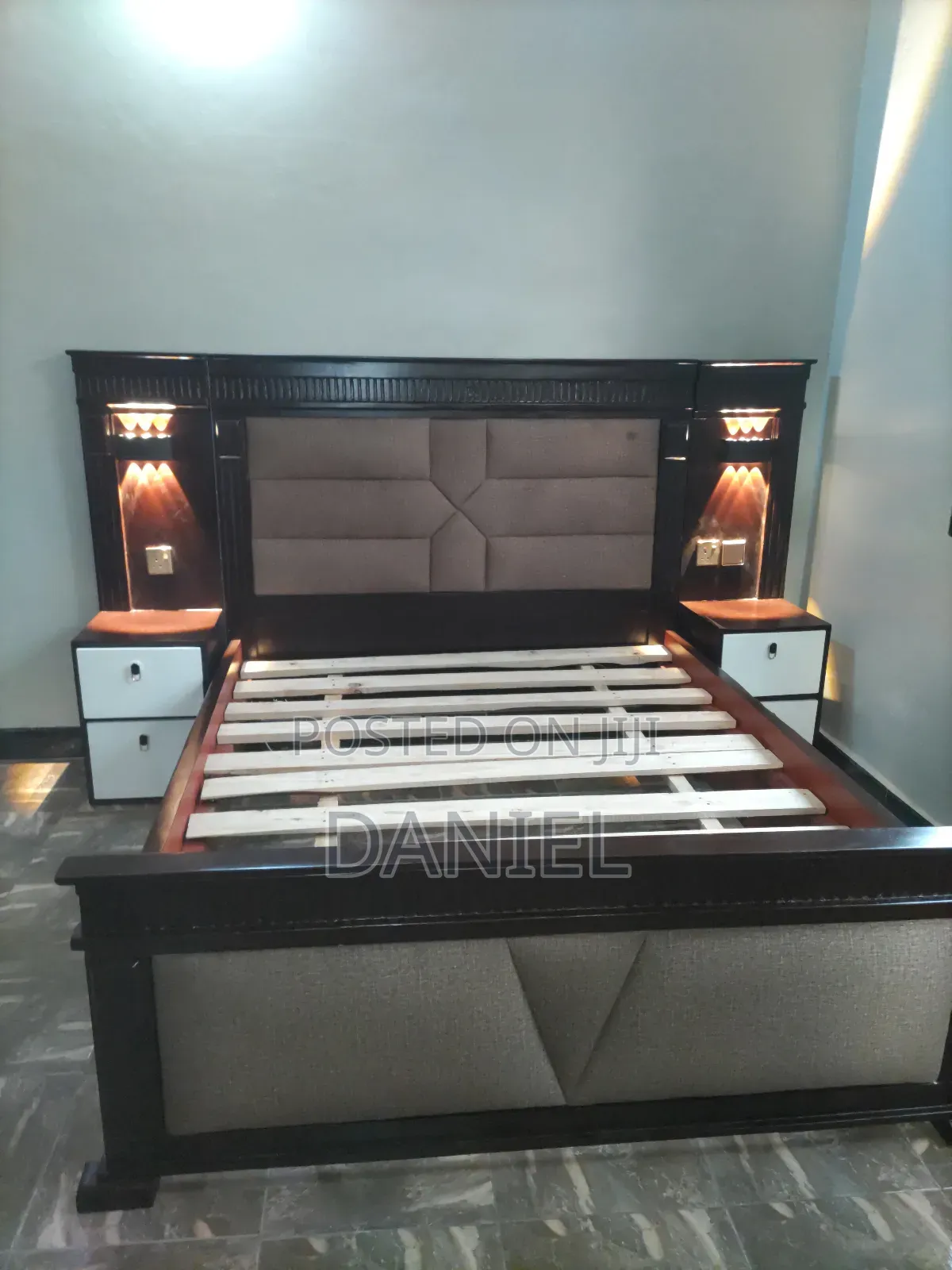 Kitanda 5 Kwa 6 Brown Color Na Bedsides Mbili Za Taa